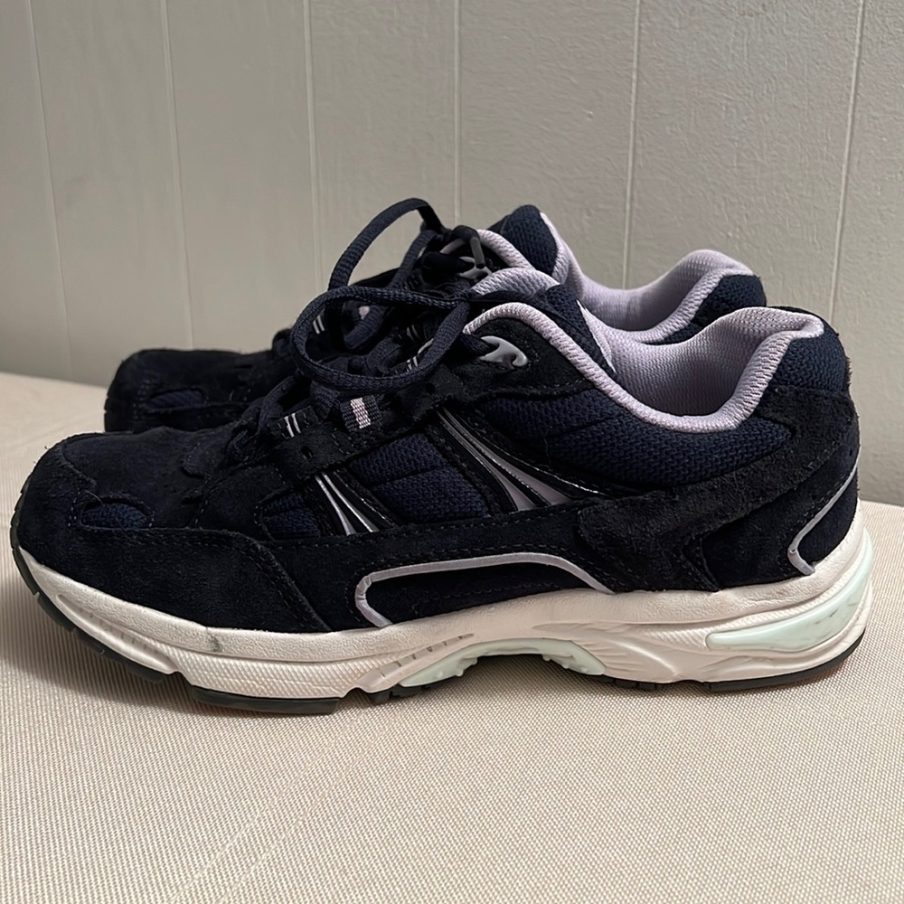Vionic Walker Suede Sneaker